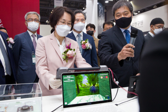 임혜숙(앞줄 왼쪽) 과학기술정보통신부 장관이 7일 경기도 고양시 일산서구 킨텍스에서 열린 '나노코리아 2021 개막식'에 참석해 한국전자통신연구원의 '압전 햅틱 액추에이터' 설명을 듣고 있다. <과학기술정보통신부 제공. 연합뉴스>